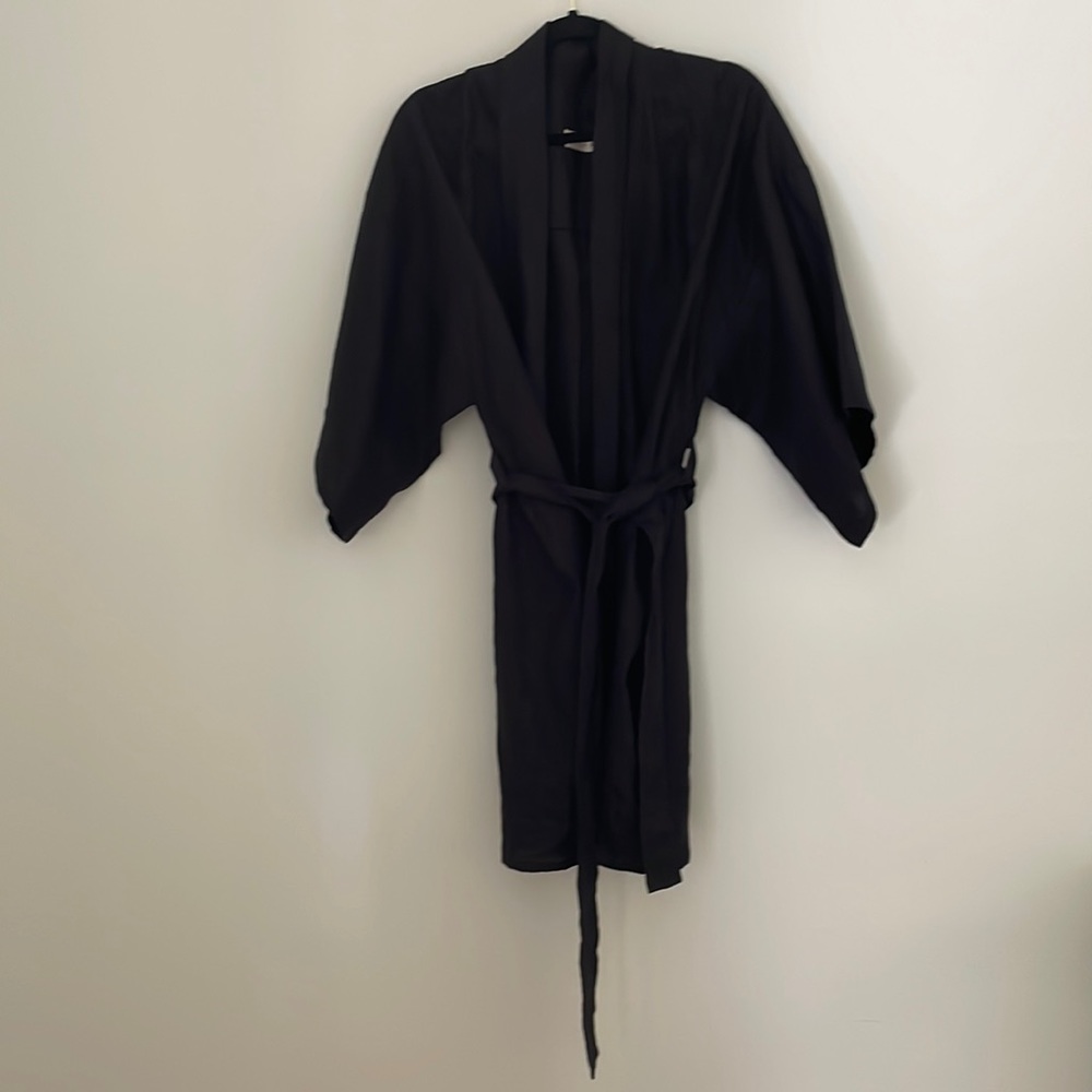 Ovate 100% linen knee length robe with 3/4 sleeves in black